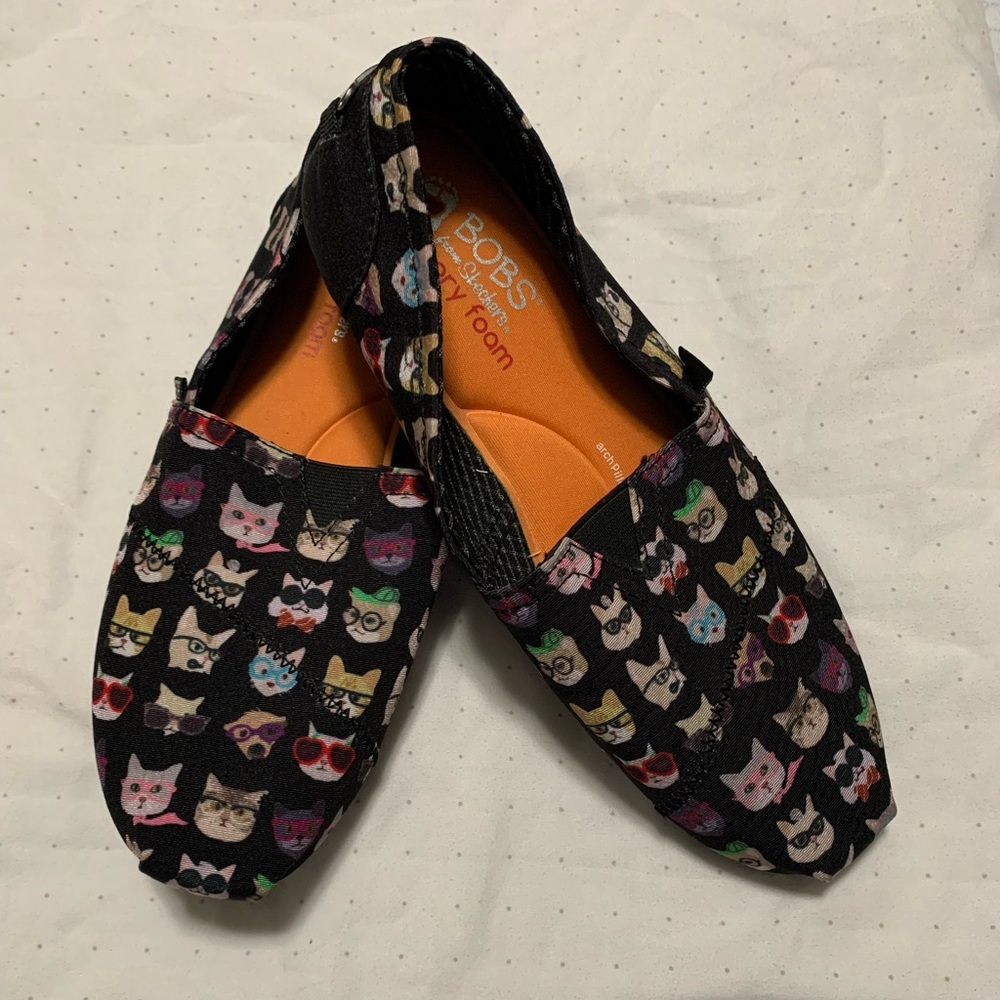 Bobs, black with cats